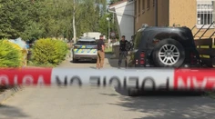 Pred školou v Prahe videli muža so zbraňou. Polícia ho už zadržala