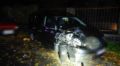 Opitý mladík v Kremnici nabúral do zaparkovaného auta