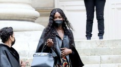 Prvýkrát s dcérkou v uliciach: Naomi Campbell zachytili paparazzi s kočíkom