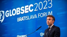 Macron na Globsecu: Európa nesmie dovoliť, aby Rusko rozbilo jej bezpečnosť a jednotu