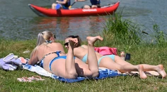 Vysoké teploty pokračujú aj dnes. Pre tieto okresy platia výstrahy