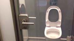 Austrálčan chcel ísť v lietadle na WC, pomýlil si dvere