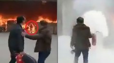 VIDEO: Z horiacej budovy vybehla ako živá pochodeň. Žena riskovala život pre mobilný telefón