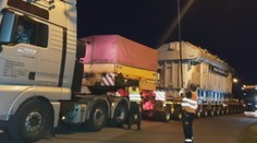 Kuriózna prepravná akcia: Tristotonový transformátor museli prevážať krokom