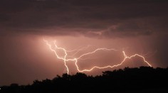 FOTO a VIDEO: Bratislava zažila pekelné búrky. Tie sa v utorok rozšíria aj nad stredné a východné Slovensko