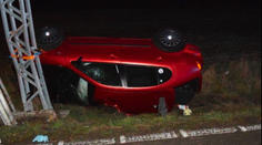 FOTO: Auto skončilo neďaleko Tornale na streche, vodič (18) a spolujazdkyňa (14) sú vážne zranení