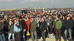 Protest pred automobilkou! Zamestnanci požadujú vyššie mzdy