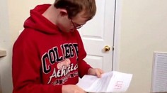 Dojímavé video: Chlapec s Downovým syndrómom zistil, že ho prijali na univerzitu