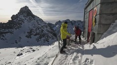 Tatry sú až nebezpečne biele. Topenie snehu a následné zamrznutie premenili krajinu na ľadovú zónu
