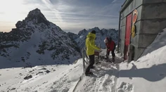 Tatry sú až nebezpečne biele. Topenie snehu a následné zamrznutie premenili krajinu na ľadovú zónu