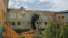 GALÉRIA: Východným Slovenskom sa prehnala silná búrka. Vietor strhol strechu školy v Michalovciach