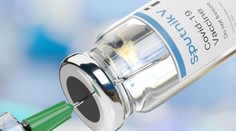 Rusko ukradlo vzorec vakcíny od AstraZenecy, aby vyrobilo Sputnik V, tvrdí britský denník