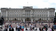 Útočník spred Buckinghamského paláca je podozrivý z terorizmu