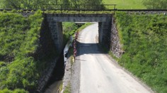 Rozvoj obce brzdí nízky železničný most. Do Nemcoviec majú problém podjazdom prejsť aj osobné autá