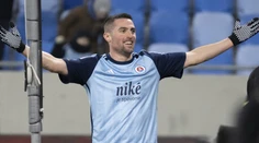 Známy slovenský futbalista sa druhýkrát narodil. Po vzbĺknutí advetného venca horel televízor aj nábytok