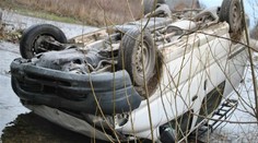 Nehoda neďaleko Žiliny. Opitý vodič (61) "zaparkoval" auto do rieky