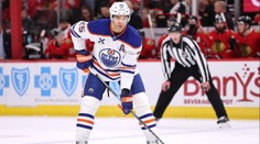 VIDEO: Hviezdny obranca Edmontonu sa predviedol zákerným faulom. Vzájomná séria môže byť horúca