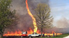 Krásny a desivý prírodný úkaz. Okoloidúca nafotila „ohnivého diabla“
