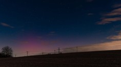 Polárna žiara opäť na Slovensku. Za sfarbenie nočnej oblohy môže aktivita na Slnku, je však silná a môže spôsobiť problémy