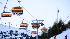 Ako s uterákmi na pláži. V Jasnej si lyžiari „rezervujú“ miesto v rade na lanovku, stredisko reaguje
