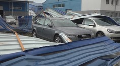 GALÉRIA: Dubnicou nad Váhom sa prehnala silná búrka: Živel lámal stromy a strhol strechu, ktorá zdemolovala viacero áut