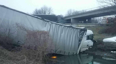 FOTO: Vážna nehoda na D1 za Sencom. Z prevráteného kamióna, ktorý sa zrútil do kanála, vyslobodzovali vodiča