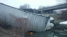 FOTO: Vážna nehoda na D1 za Sencom. Z prevráteného kamióna, ktorý sa zrútil do kanála, vyslobodzovali vodiča