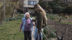 Veronika opustila korporát. To, čo dnes robí s 82-ročnou babičkou, si získa každého