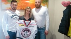 Študentku trafil puk do oka, ako bolestné jej hokejisti zaplatili obed