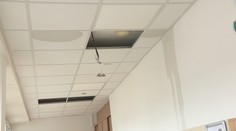 Premočená škola bez strechy vyháňa deti z tried. Rodičia sa boja o ich zdravie a bezpečnosť