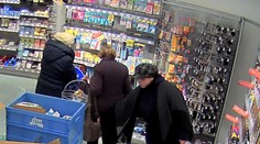 Kamera ju zachytila s rukou v cudzej kabelke. Poznáte ju?