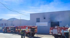 Výrobnú halu na Záhorí zachvátil požiar. Hasiči bojujú s plameňmi