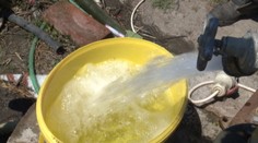 S nebezpečnou vodou sa trápia už roky. Mesačne za pitnú míňajú aj 50 eur