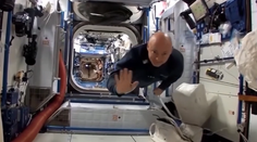 Vo vesmíre bol takmer rok. Teraz je o niekoľko centimetrov vyšší