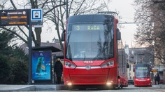 V centra Bratislavy zrazila električka 16-ročného chlapca na korčuliach. Okamžitý prevoz do nemocnice