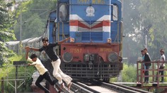 Tu ide o život: Šialení tínedžeri si našli novú zábavu