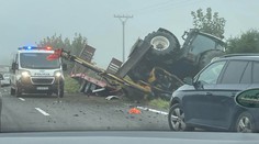 Hrozivo vyzerajúca nehoda medzi Kamenicou a Pustým Poľom. Vodič sa ťažko zranil