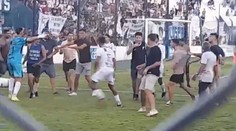 VIDEO: Fanatickí fanúšikovia surovo napadli hráčov na trávniku. Ich tímu sa nepodarilo postúpiť