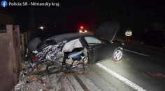 Mladík pod vplyvom alkoholu narazil do plota. Z auta vyletel 17-ročný spolujazdec a zomrel