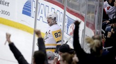 VIDEO: Tenisový zásah Crosbyho či zákrok hokejkou. Pozrite si TOP momenty NHL