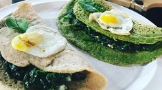 Pohánkové špenátové palacinky s prepeličím vajíčkom