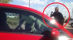 Každý deň dával bezdomovkyni peniaze, až ju prichytil v novom aute!