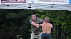 VIDEO: Slnko, guláš a pár faciek. Kandidát SaS sa dostal do bitky na dedinskej akcii