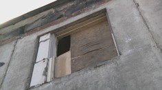 Dievčatko počas spánku prepichol kus skla z okna, v nemocnici bojuje o život