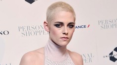 Upírka z Twilightu na premiére filmu. Bez vlasov a bez podprsenky