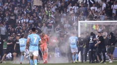 Aj brankára zranili vedrom. Melbourne za najhorší incident v ligovej histórii zaplatí rekordnú pokutu