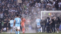 Aj brankára zranili vedrom. Melbourne za najhorší incident v ligovej histórii zaplatí rekordnú pokutu