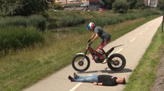 Pri pohľade na jeho kúsky tuhne krv v žilách. Šimon skáče na motorke aj cez ľudí