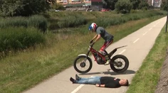 Pri pohľade na jeho kúsky tuhne krv v žilách. Šimon skáče na motorke aj cez ľudí