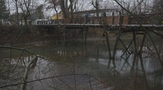 Vytiahli otvorený trezor aj zbraň. Nadšenci bojujú s odpadom pod vodou magnetmi